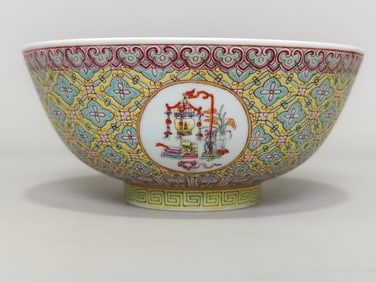 An Exquisite Famille-Rose Flower Pattern Bowl