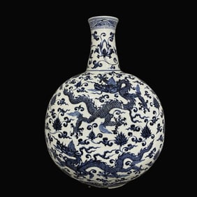 A Rare Blue and White Interlocking Lotus Dragon Pattern Vase