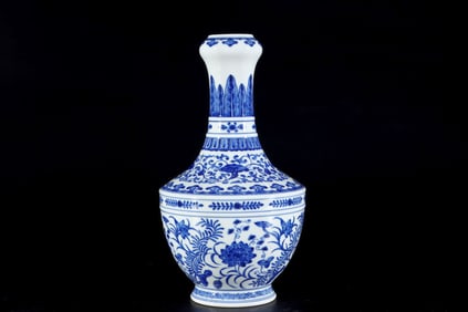 A Rare Blue and White Seaweed Pattern Vase