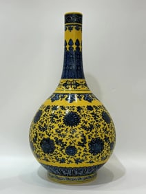 A Rare Blue and White Yellow Ground Flower Pattern Vase