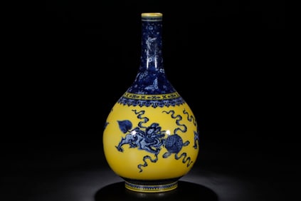 A Rare Blue and white yellow ground lion pattern vase