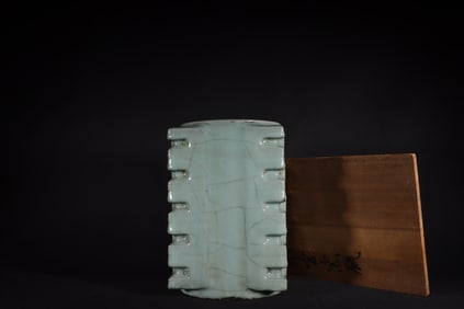 A Rare Guan yao Celadon Glazed Vase?