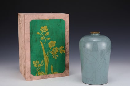 A Rare Guan yao Celadon Glazed Vase?