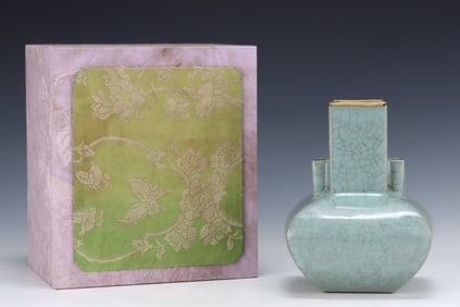 A Rare Guan yao Celadon Glazed Double-Ears Vase?