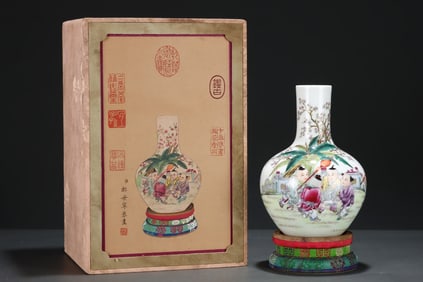 A Rare Famille-Rose Poem and Figure Pattern Gold-Outlined Vase