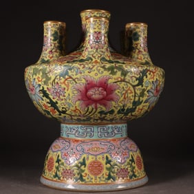 A Rare Yellow Ground Famille-Rose Lotus Flower Pattern Vase?