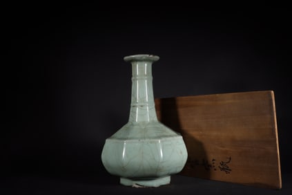 A Rare Guan yao Celadon Glazed Vase?