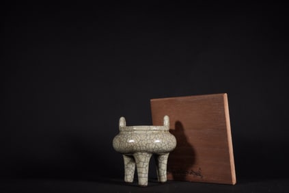A Rare Ge yao Sweet white glaze  Tripod Censer?