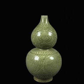 A Rare Yaozhou yao Carved Flower Pattern Gourd-Shaped Vase