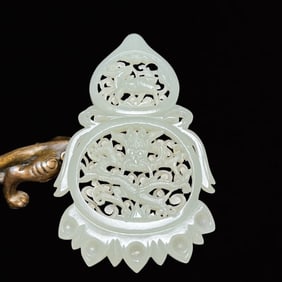 An Exquisite White Jade Dragon Pattern Gourd-Shaped Pendant