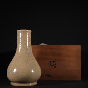 An Exquisite Ge yao Vase