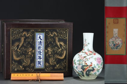 An Exquisite Famille-Rose Flower and Bird Pattern Vase,with poem,With Vertical Scroll Painting on