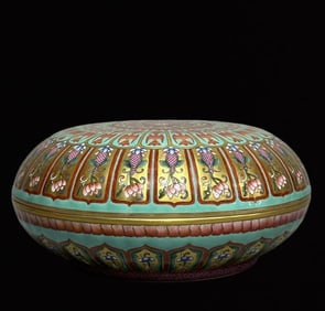 An Exquisite Gold Ground Famille-Rose Flower Pattern With Cover Box