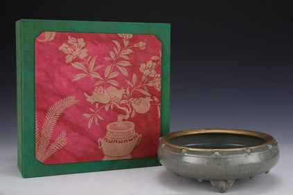 An Exquisite Guan yao Cover with Gold Tripod Washer, with an Imperial Poem by Emperor Qianlong
