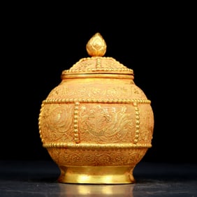 An exquisite gilt bronze jar with phoenix pattern