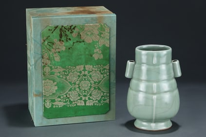 An Exquisite Guan yao Double-Ears Vase