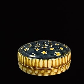 An Exquisite Tang Tri-Color Glazed Pottery Cover Box