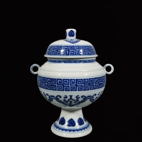 An Exquisite Blue and White Flower Pattern Double-Ears Cover Jar