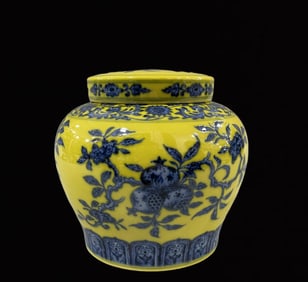 An Exquisite Yellow Ground Blue and White Flower and Fruit Pattern Jar,With Cover
