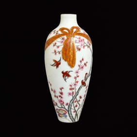 An Exquisite Famille-Rose Flower and Bird Pattern Painted Gold Vase