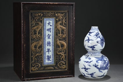An Exquisite Blue and White Dragon and Phoenix Pattern Gourd-Shaped Vase,