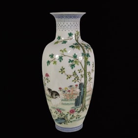 An Exquisite Famille-Rose Flower Pattern Vase