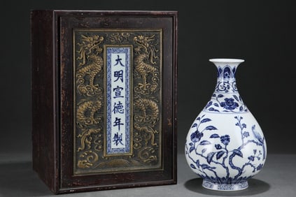 An Exquisite Blue and White Flower and Bird Pattern Vase,