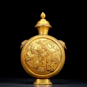 An exquisite gilt bronze pot with lion pattern