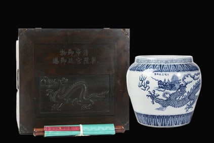 A Rare Blue and White Dragon Pattern Jar