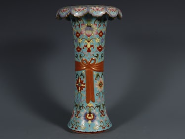 A Rare Green Ground Famille-Rose Outline in Gold Flower Pattern Vase