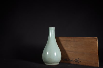 A Rare Guan yao Celadon Glazed Vase?