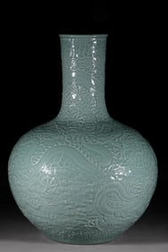 A Rare Bean Green Glazed Dragon Patterns Vase