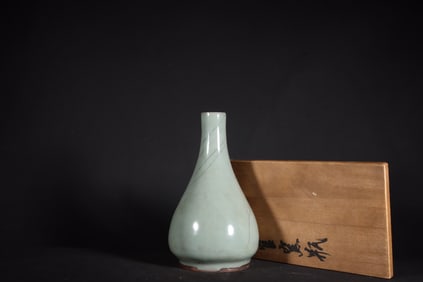 A Rare Guan yao Celadon Glazed Vase?
