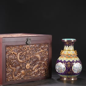 A Rare Enamel Gold-outline Landscape and Flower Pattern Vase