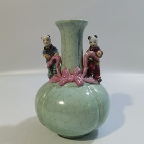 A Rare Bionic Bean Green Ge Yao Character Patterns Vase