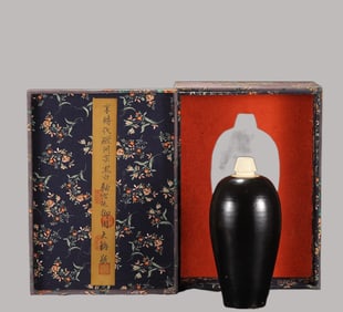A Rare Cizhou yao Black and White Glazed Vase