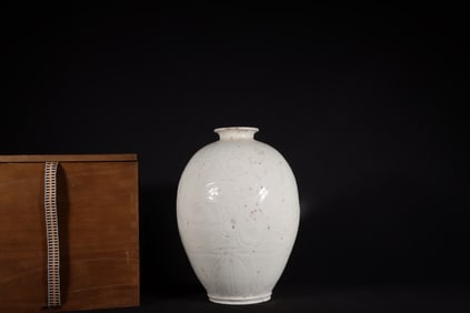 A Rare Ding yao White Glazed Vase?
