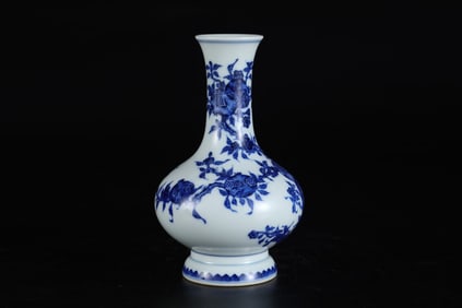 A Rare Blue and White Pomegranate Pattern Vase