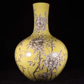 A Rare Yellow Ground Ink Color Famille-Rose Flower Pattern Vase?