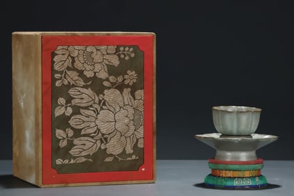 A Rare Longquan yao Celadon Glazed Lotus Leaf Saucer Cup