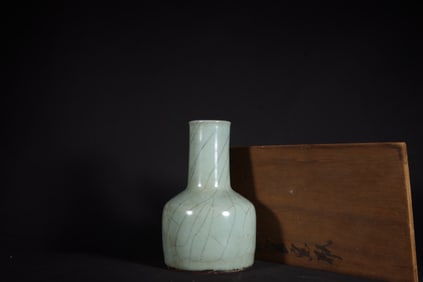 A Rare Guan yao Celadon Glazed Vase?