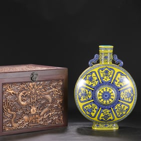 A Rare Yellow Ground Blue and White Flower Pattern Vase
