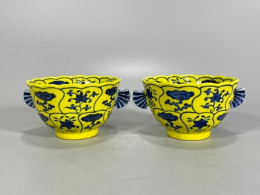 A pair of Blue and White Yellow Ground Flower Pattern Cup?