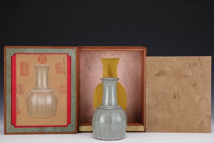 An Exquisite Guan yao Vase
