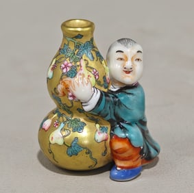 An Exquisite Famille-Rose Bats and Peach Pattern Gourd-Shaped Ornament