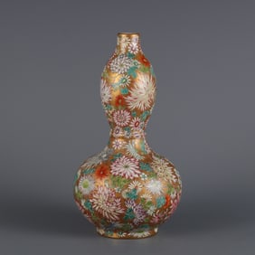 An Exquisite Famille-Rose Flower Pattern Gourd-Shaped Vase