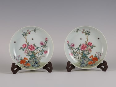 An Exquisite Enamel Yellow Glazed Flower Pattern Plate