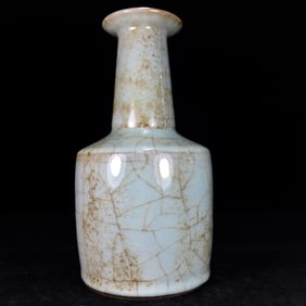 An Exquisite Guan yao Vase