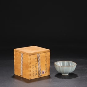 An Exquisite Guan yao Celadon Glazed Bowl