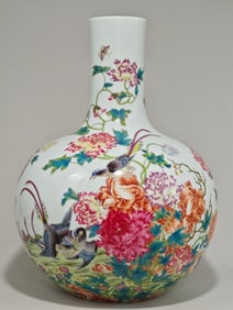 An Exquisite Famille-Rose Flower and Bird Pattern with poem Vase